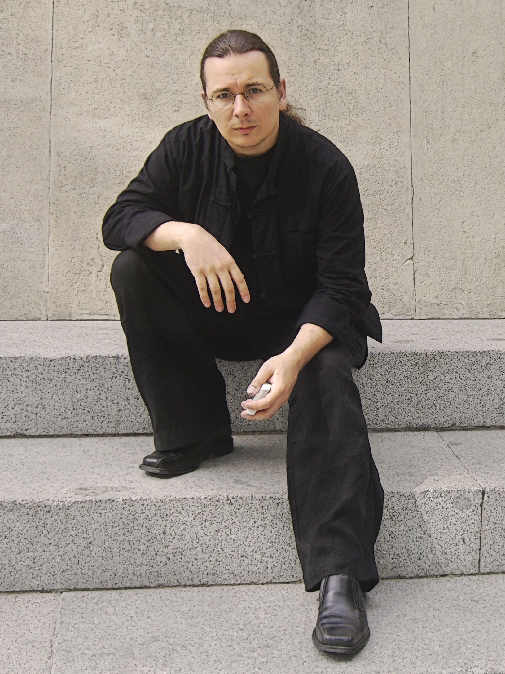 Mathieu Bich sur des marches à Madrid